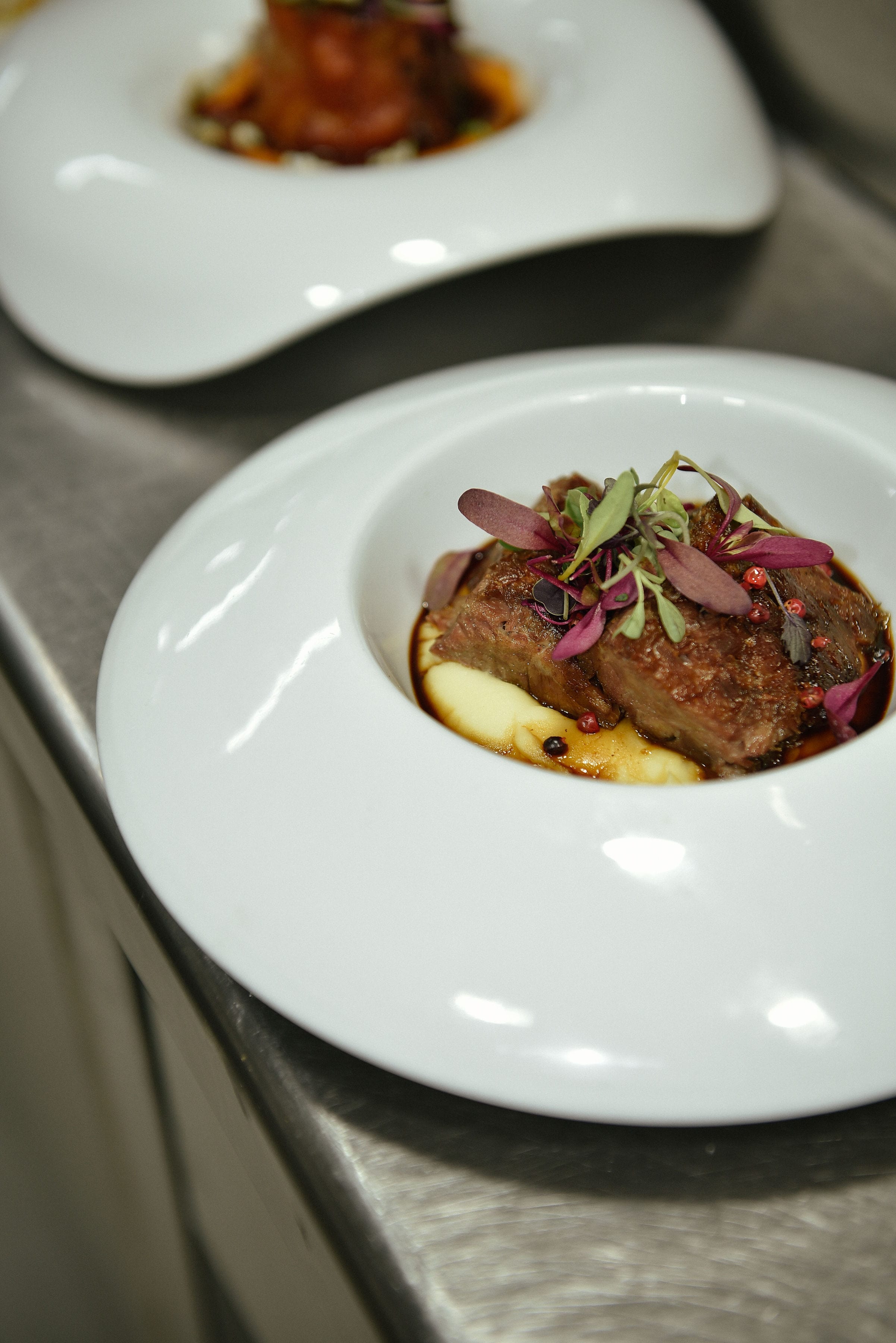 Platos emplatados en la mesa de The Lot